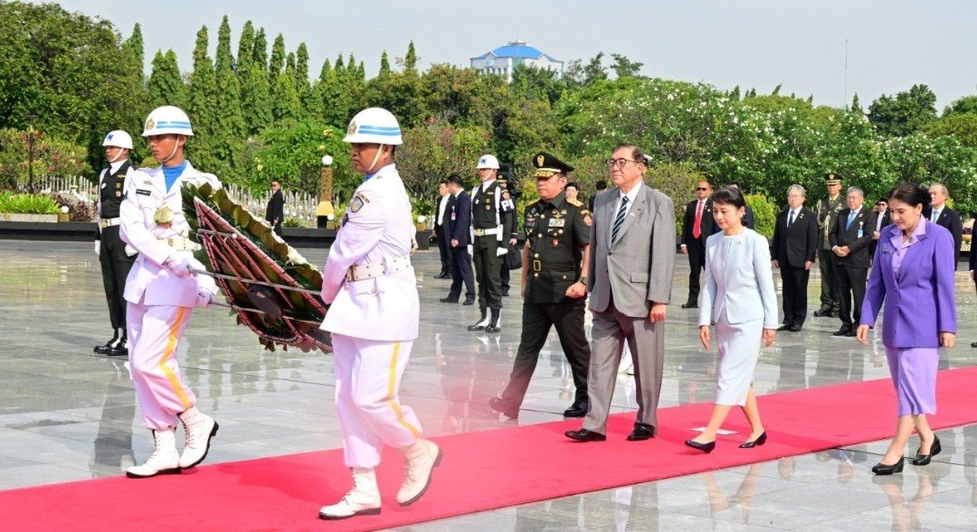 PM Jepang Ishiba Shigeru dan Istri Beri Penghormatan di TMPN Utama Kalibata
