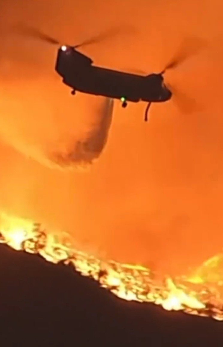 Helikopter diturunkan Dalam Upaya Pemadaman Kebakaran Los Angeles