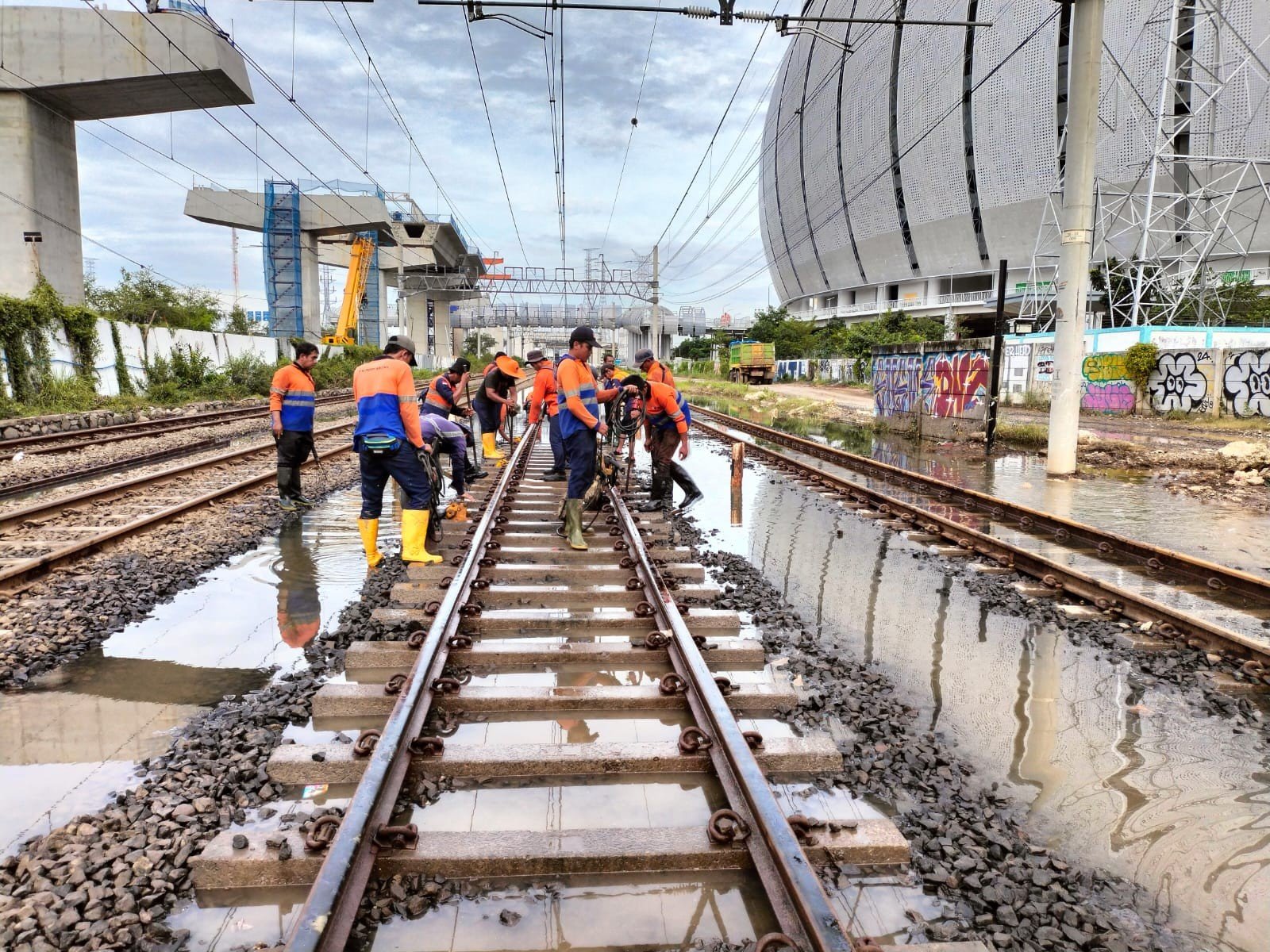 Kereta Api Indonesia Lakukan Peningkatan Jalur Kereta Api Imbas Banjir Rob Jakarta