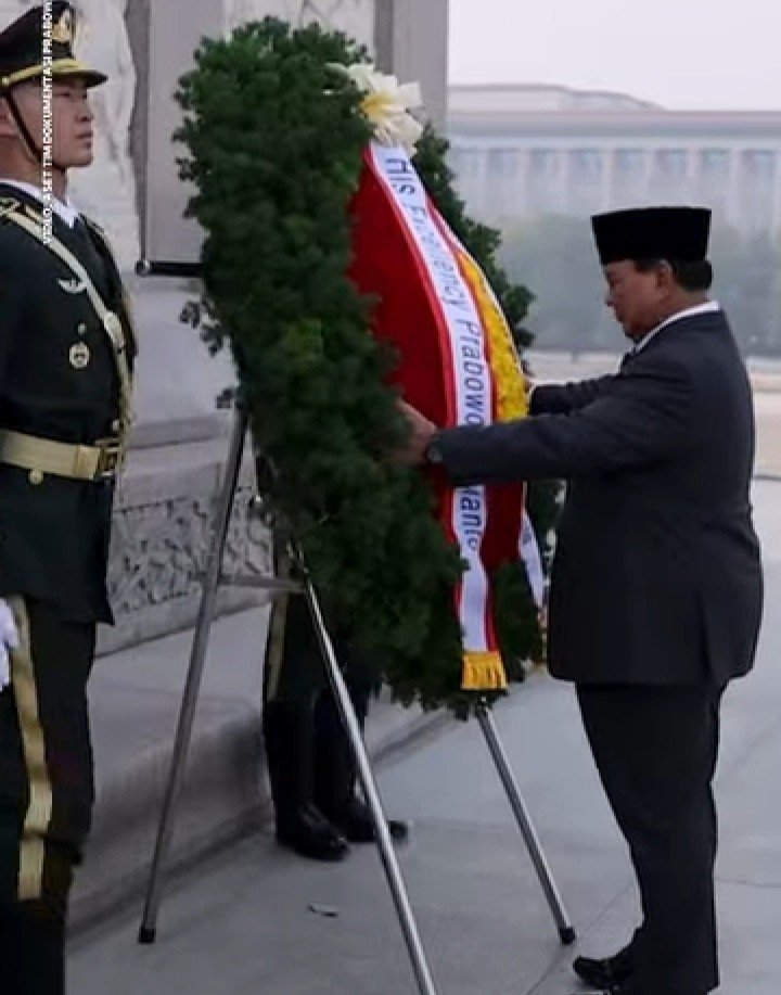 Presiden Prabowo meletakkan Flower Tribute di Monumen Pahlawan Nasional, Tiananmen, China