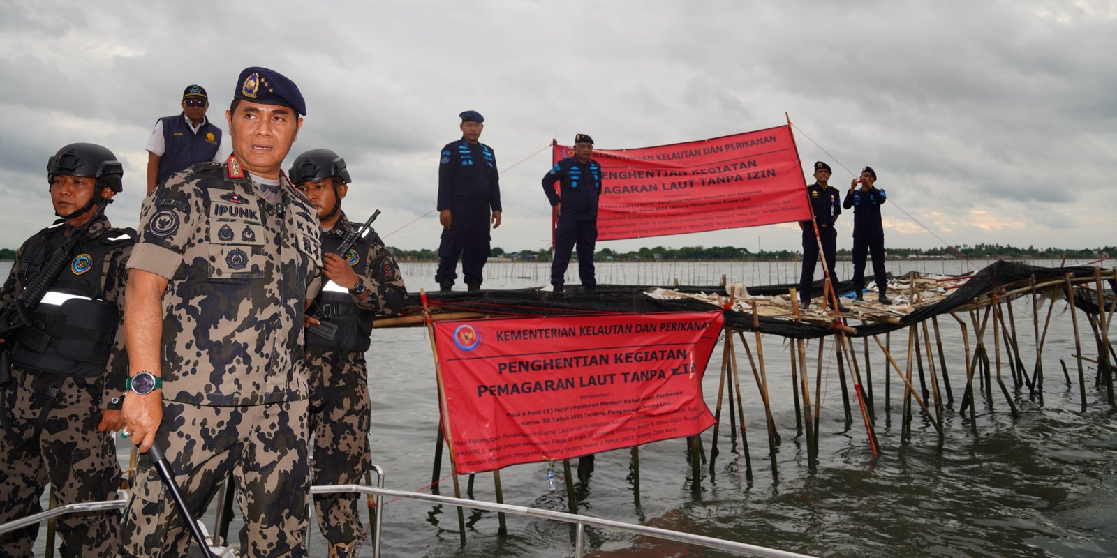 Atas Perintah Presiden Kementrian Kelautan dan Perikanan Segel Kegiatan Pemagaran Laut Tanpa Izin di