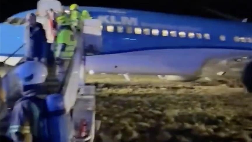 Masin pesawat Air Canada terbakar saat mendarat di Bandara Halifax